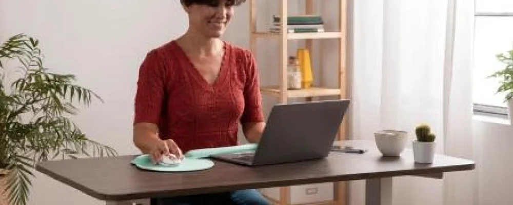 IMAGEM-TRIO-mulher-trabalhando-em-casa-em-homeoffice