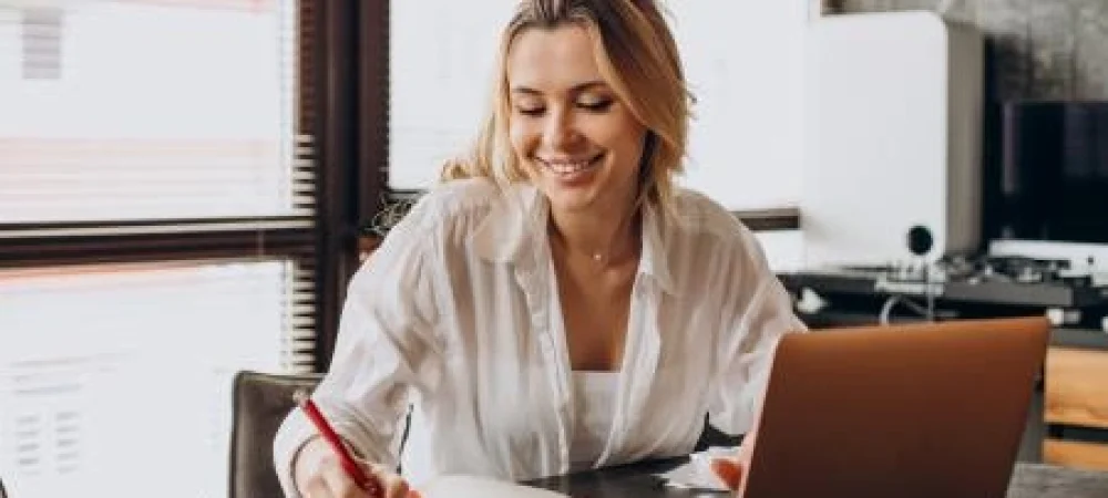 IMAGEM-TRIO-mulher-trabalhando-em-casa-no-laptop-escrevendo-em-uma-agenda IMAGEM-TRIO-mulher-trabalhando-em-casa-no-laptop-escrevendo-em-uma-agenda