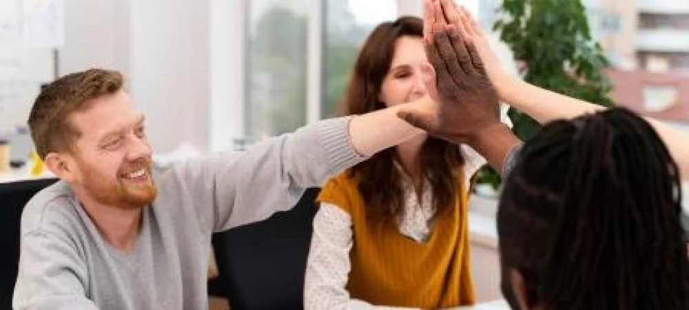 IMAGEM-TRIO-reuniao-de-equipe-de-trabalho