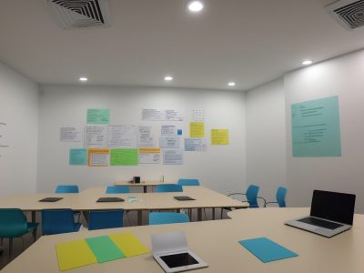 Servidores públicos estudando em um curso online de ISO 10000, com foco na melhoria da qualidade e eficiência nos serviços