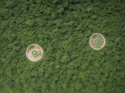 Representação visual da implementação da ISO 14001 em uma empresa, com foco em eficiência, sustentabilidade e benefícios ambientais