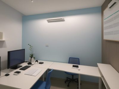 Imagem de profissionais analisando dados e processos para a certificação ISO 9000, representando a gestão da qualidade no serviço público.