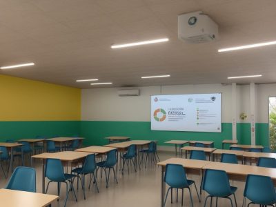 Gestores escolares discutindo a implementação da BNCC em ambiente colaborativo