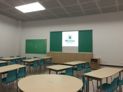 Ambiente escolar com inspetor escolar avaliando a qualidade do ensino e interação entre educadores e alunos
