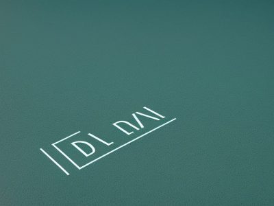 Profissional utilizando Excel 2019 para análise de dados na administração pública.