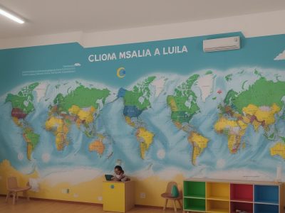Crianças autistas em sala de aula com professor utilizando estratégias pedagógicas inclusivas e recursos visuais para aprendizado.