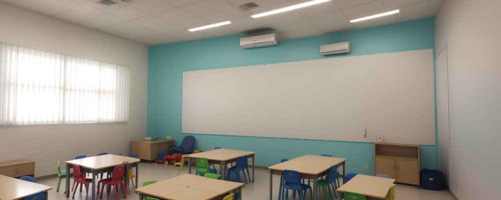 Crianças em sala de aula inclusiva, aprendendo juntas e colaborando em projetos, focando em estratégias para transtornos do desenvolvimento intelectual