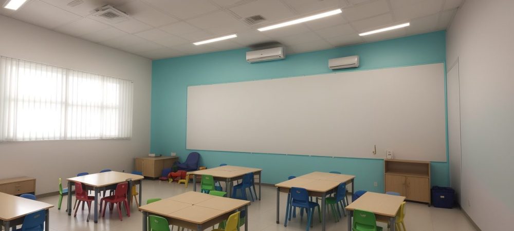 Crianças em sala de aula inclusiva, aprendendo juntas e colaborando em projetos, focando em estratégias para transtornos do desenvolvimento intelectual