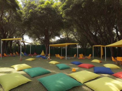 Crianças em sala de aula inclusiva, aprendendo com apoio de educadores e recursos, com foco em intervenção precoce e curso online TDI