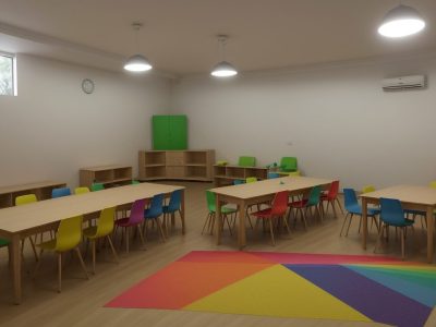 Crianças aprendendo em sala de aula com materiais em Braille e outros recursos pedagógicos inclusivos para deficiência visual.