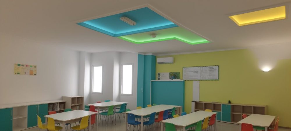 Alunos engajados em projetos de pesquisa na educação básica, explorando temas e desenvolvendo habilidades