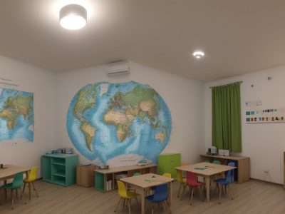 Professores e alunos trabalhando em projetos de iniciação científica em sala de aula, com foco na pesquisa e metodologia da educação.