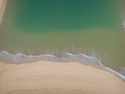 Ambiente de fábrica moderna de papel e celulose com ênfase em tecnologia avançada e eficiência