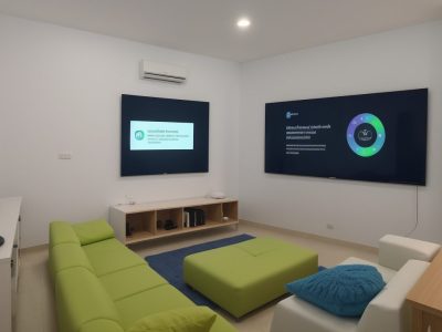 Sala de aula moderna com tecnologias digitais que promovem aprendizagem personalizada e engajamento dos alunos