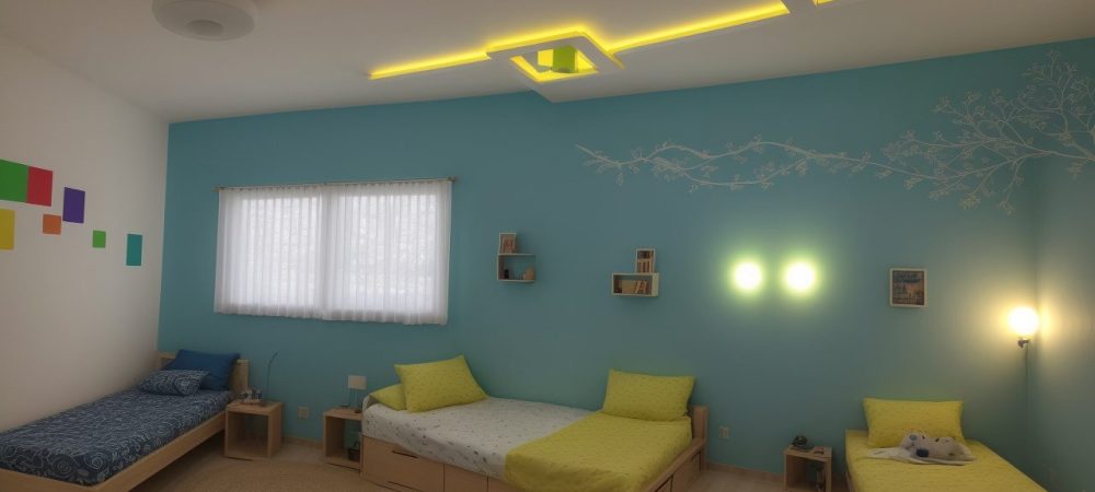 Estudantes aprendendo e aplicando técnicas de interpretação de textos em inglês em um ambiente colaborativo e dinâmico.