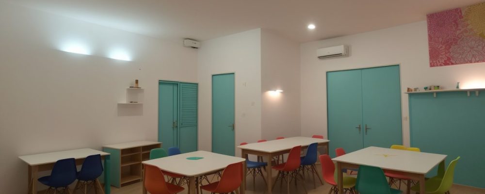 Psicopedagoga e alunos em uma sala de aula, implementando um plano de intervenção psicopedagógica para dificuldades de aprendizagem