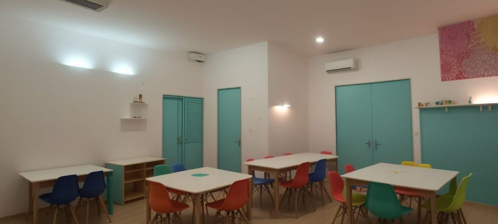 Psicopedagoga e alunos em uma sala de aula, implementando um plano de intervenção psicopedagógica para dificuldades de aprendizagem