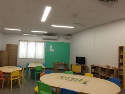 Ambiente escolar com alunos engajados em atividades práticas para superar dificuldades de aprendizagem