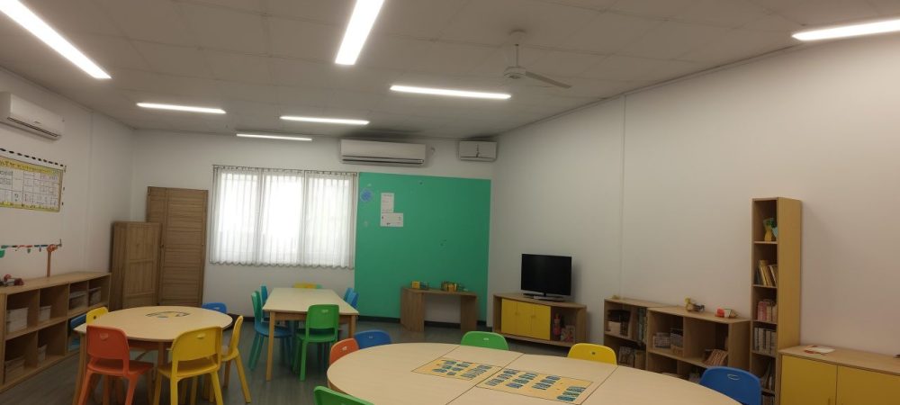 Ambiente escolar com alunos engajados em atividades práticas para superar dificuldades de aprendizagem