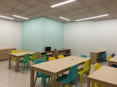Ambiente educacional com materiais adaptados e apoio a crianças com dificuldades de aprendizagem