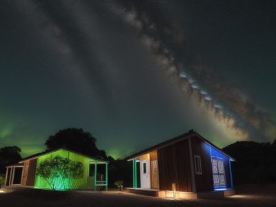 Ilustração de um profissional estudando programação Java em um ambiente de escritório moderno, com foco em curso online e o impacto no serviço público.