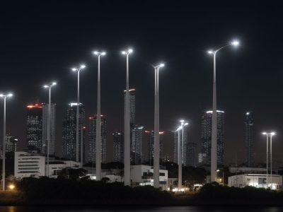 Servidores públicos estudando JavaScript em um ambiente de trabalho moderno, com telas exibindo códigos e dados, representando a transformação digital no serviço público.