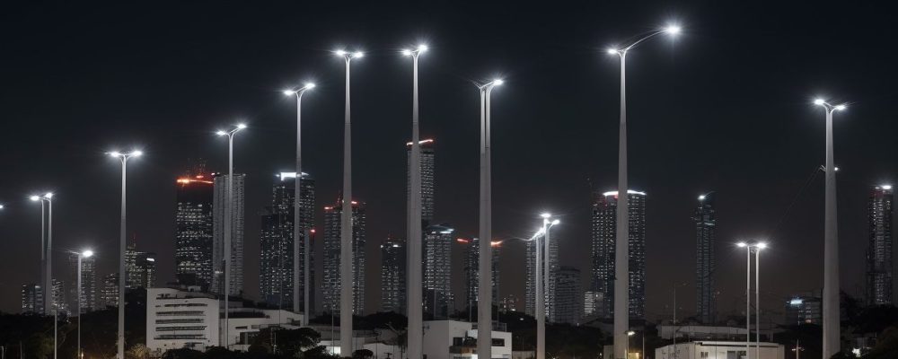 Servidores públicos estudando JavaScript em um ambiente de trabalho moderno, com telas exibindo códigos e dados, representando a transformação digital no serviço público.