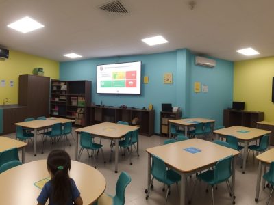 Crianças interagindo em um ambiente de aprendizado dinâmico com jogos educacionais e aplicativos.