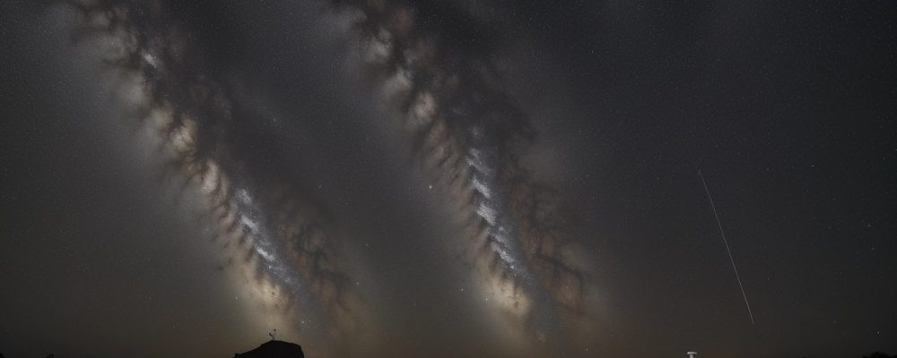 Ilustração de um jornalista trabalhando em seu computador, com notícias em destaque, gráficos de redes sociais e um alerta sobre fake news, simbolizando o jornalismo digital atual.