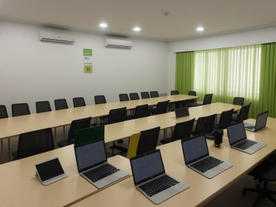 Profissionais participando de treinamento de comunicação efetiva sobre LGPD em ambiente corporativo, com foco em proteção de dados e conformidade.