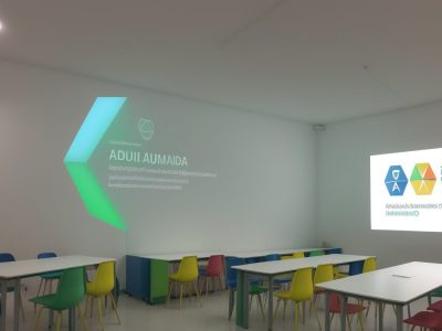 Imagem que demonstra a importância da LGPD na educação, com foco na proteção de dados de alunos e pais, mostrando a escola como um ambiente confiável e seguro.