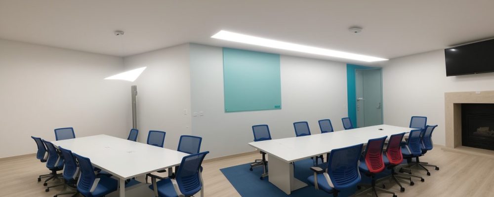 Funcionários participando de treinamento LGPD em ambiente de gestão pública, com foco em proteção de dados pessoais e segurança da informação.