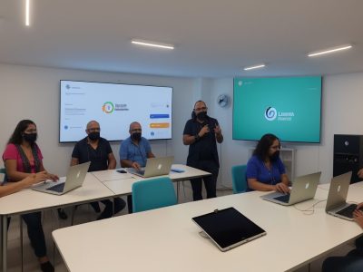 Servidores públicos aprendendo sobre LGPD em um curso online, com foco na proteção de dados e conformidade legal.