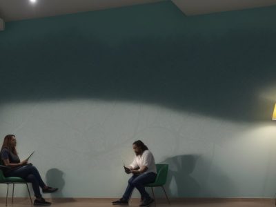 Representação visual de licitações públicas, mostrando transparência e eficiência no setor público, com foco na nova lei de licitações e seus benefícios