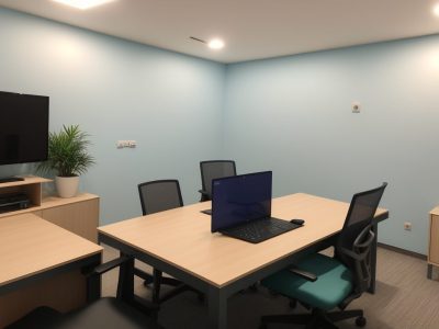 Servidora pública liderando equipe em ambiente de trabalho transparente, com foco em proteção de dados e compliance LGPD.