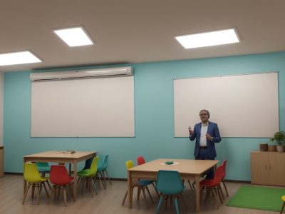 Professor aplicando a linguística aplicada em sala de aula, com alunos engajados e materiais didáticos inovadores.