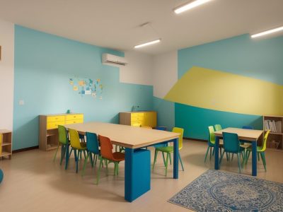 Professor e alunos interagindo em sala de aula, explorando a linguística aplicada para um ensino mais dinâmico e engajador.