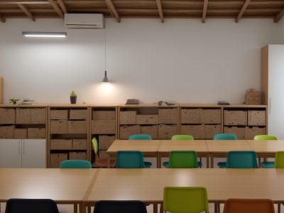 Professor utilizando recursos visuais e tecnológicos para ensinar linguística aplicada no ensino de língua portuguesa em sala de aula