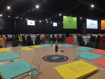 Cenário dinâmico de marketing esportivo digital, com estudantes em curso, exemplos e sucesso.