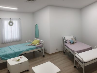 Imagem ilustrativa sobre mastologia e câncer de mama, mostrando um médico explicando o tratamento para uma paciente.