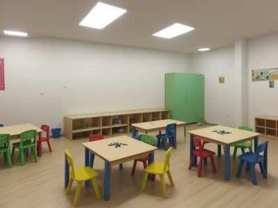 Crianças brincando com jogos e materiais educativos em uma aula de matemática para educação infantil, promovendo o aprendizado lúdico e engajador.