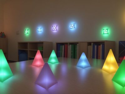 Alunos da EJA engajados em atividades lúdicas de matemática, utilizando jogos e materiais didáticos para aprender de forma divertida e interativa.