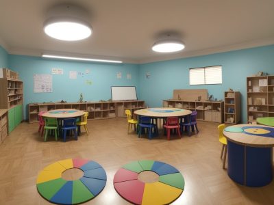 Alunos engajados em atividades com materiais alternativos e jogos educativos, transformando a sala de aula em um ambiente dinâmico de aprendizado.