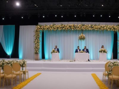 Mestre de cerimônia coordenando evento com foco no cerimonial e protocolo.