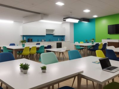 Servidores públicos estudando e aplicando a metodologia do trabalho científico para elaborar projetos de pesquisa eficazes.