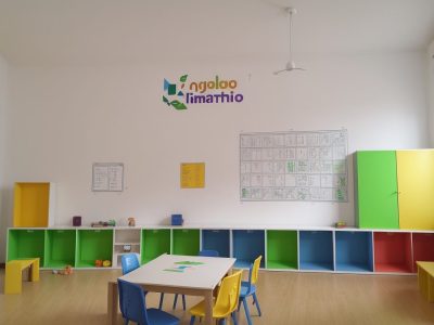 Alunos explorando a metodologia do ensino da matemática em sala de aula, com jogos e atividades interativas.
