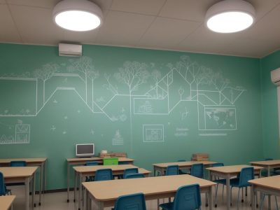 Alunos engajados em sala de aula, utilizando jogos e metodologias ativas para aprender matemática de forma divertida e eficaz.