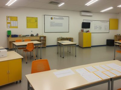 Professor planejando aula de educação física com foco em metodologia do ensino do esporte e didática.