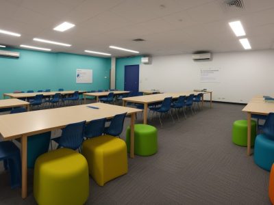 Professor facilitando uma aula com metodologias ativas, engajando alunos e promovendo a colaboração no ensino superior.