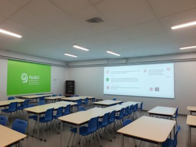 Alunos participando ativamente em uma sala de aula com metodologias ativas, focando na aprendizagem colaborativa e engajamento.